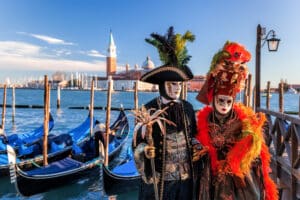 Bunte Karnevalsmasken bei einem traditionellen Fest in Venedig, Italien