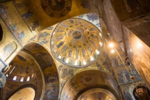 Innenansicht des Markusdoms. Innenansicht der goldenen Kuppel mit vielen Mosaiken. Venedig, Italien