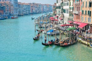 Luftaufnahme der Stadt und der traditionellen Gondeln auf dem Canal Grande in Venedig