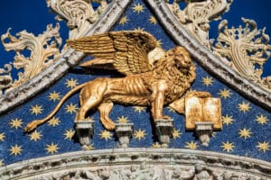 Markuslöwe an der Basilica di San Marco in Venedig, Italien.