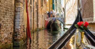 Privater Gondelfahrt entlang des Canal Grande in Venedig