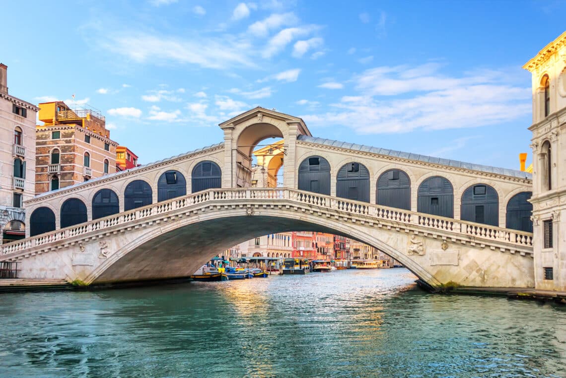 Die Rialtobrücke Ein Meisterwerk der venezianischen Architektur Gondelfahrt in Venedig