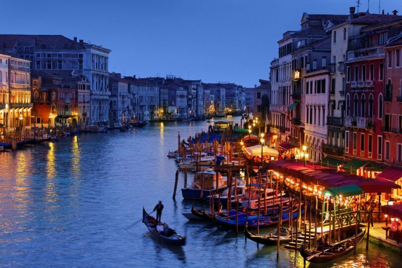 Venezianische Gondelfahrt bei Nacht