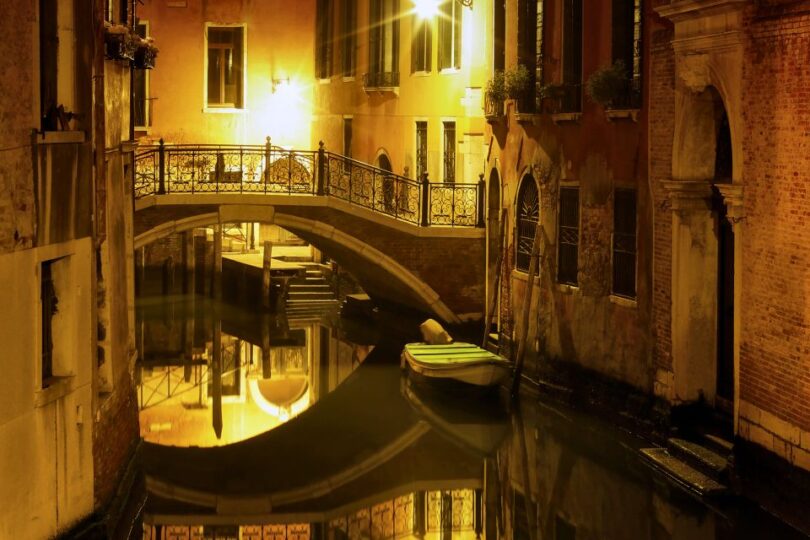 Venezianische Gondelfahrt bei Nacht